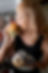 gros-plan-femme-maigre-mangeant-hamburger.jpg
