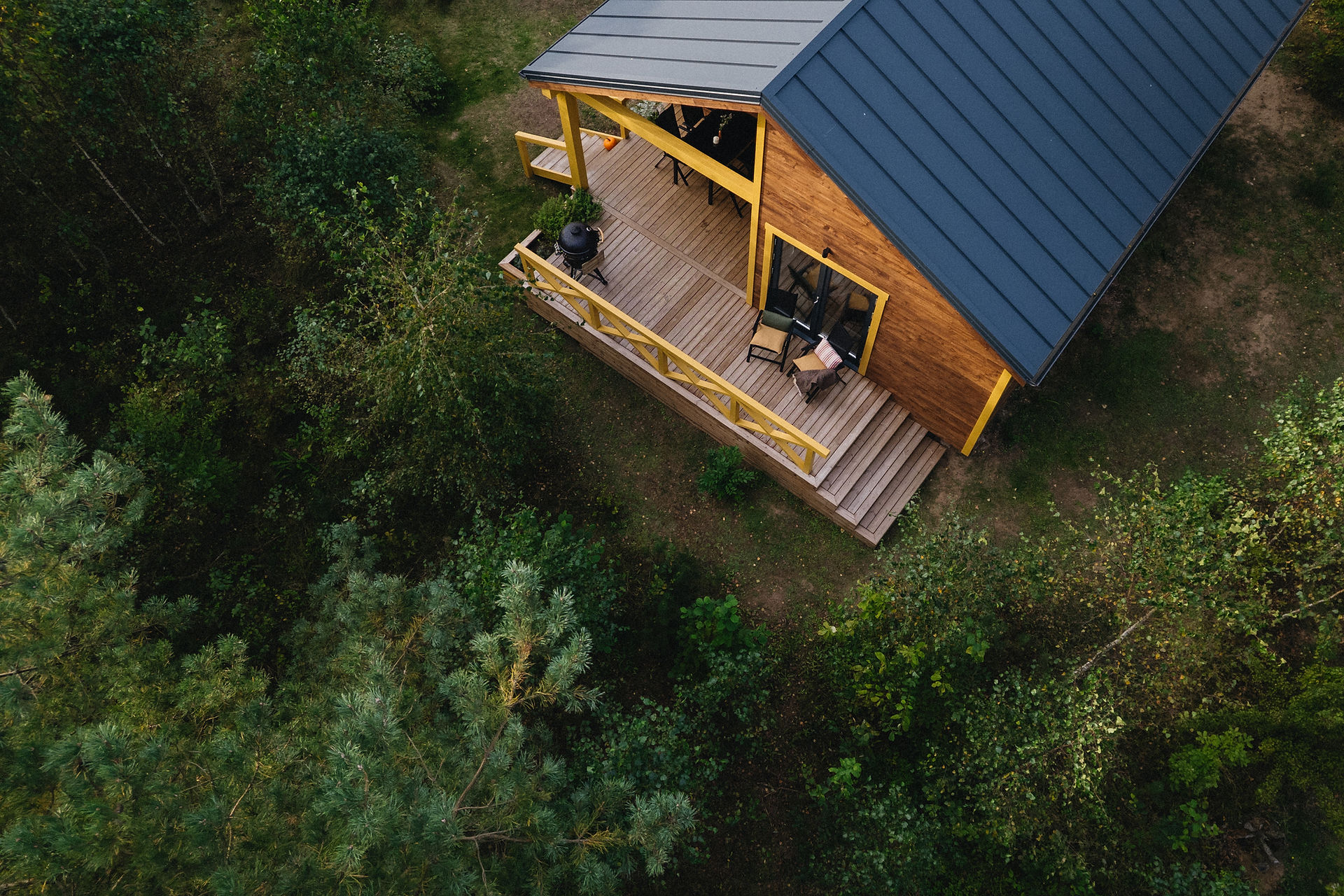 Vaizdai iš jau įrengto Get Lost Cabins geltonojo namelio. Nuotraukos SESĖ SAULĖ I Jauku-ku