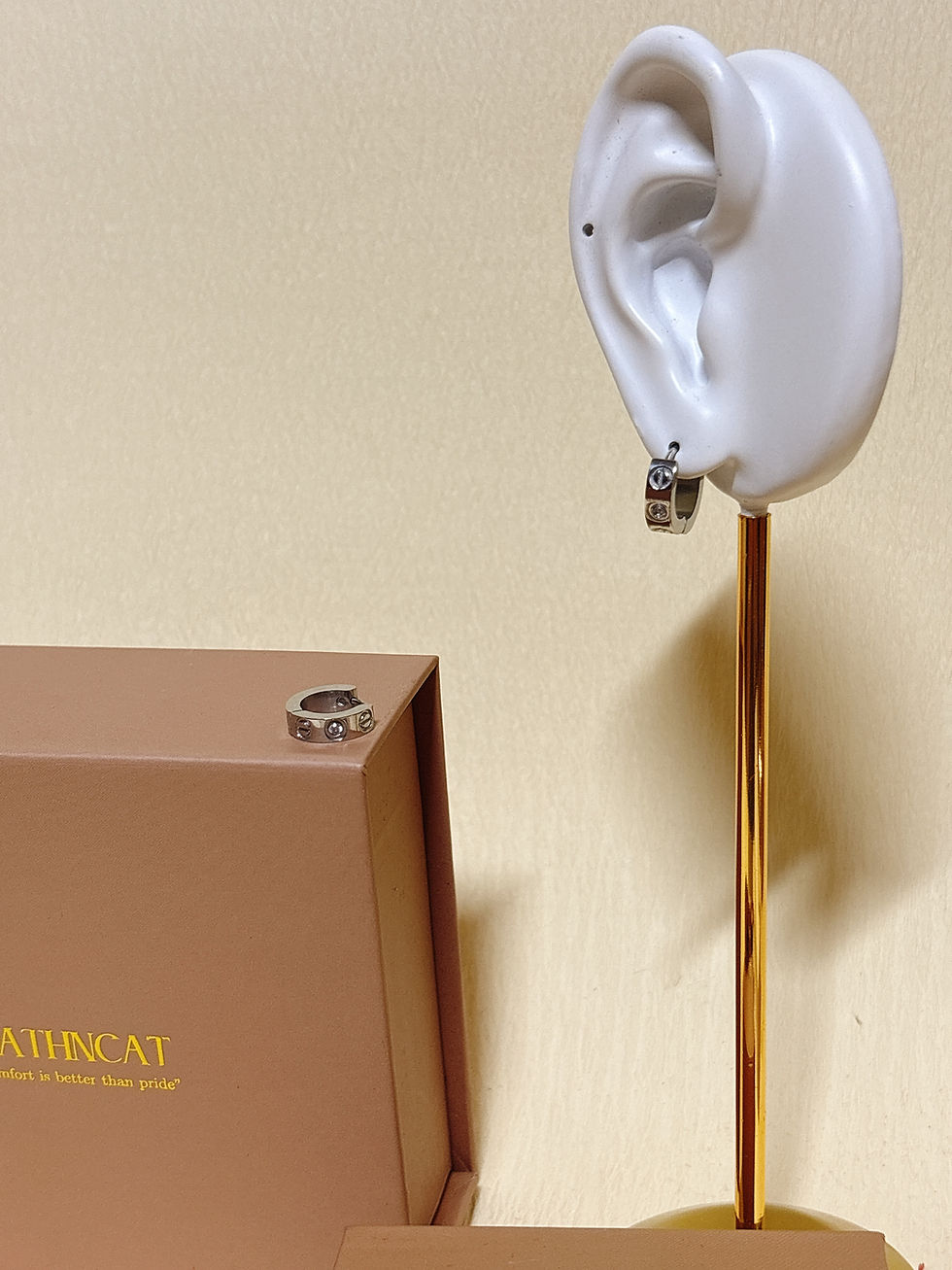 Hình thu nhỏ: Love Huggie Earrings