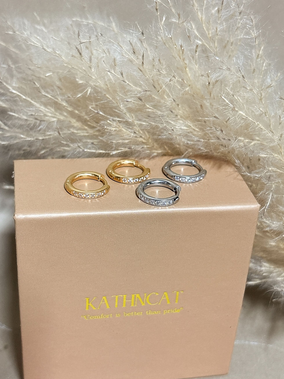 Third of zircon Huggie Earrings