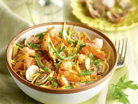 Salteado de fideos con almejas y langostinos