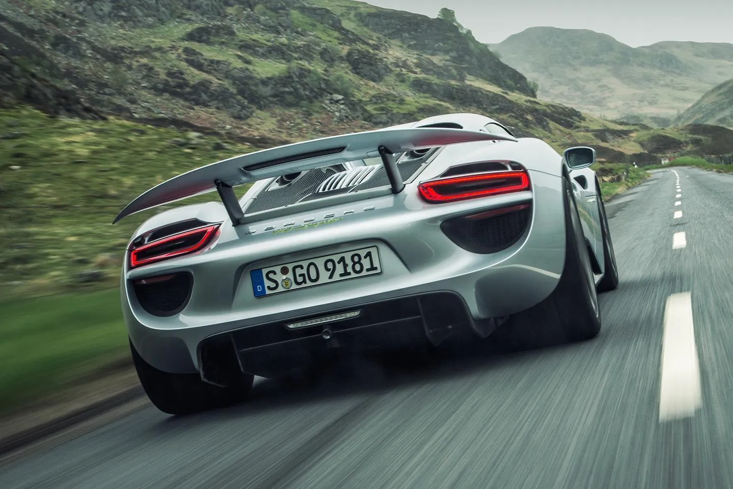 porsche 918 hire.webp