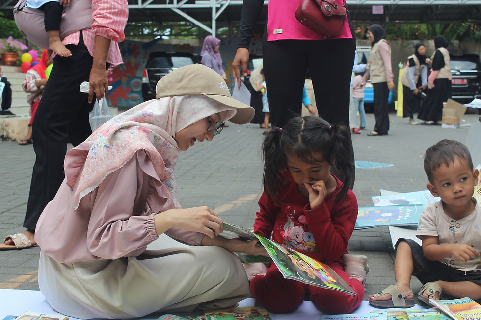 Momen edukatif di sudut baca Festival Hari Anak, panitia membacakan cerita untuk anak-anak dengan penuh semangat. Minggu, (29/6/2025). Foto: Arsip Redaksi BROCA BEM KM FK Unand.