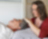 Position des mains au niveau du chakra coronal pendant une séance Reiki.