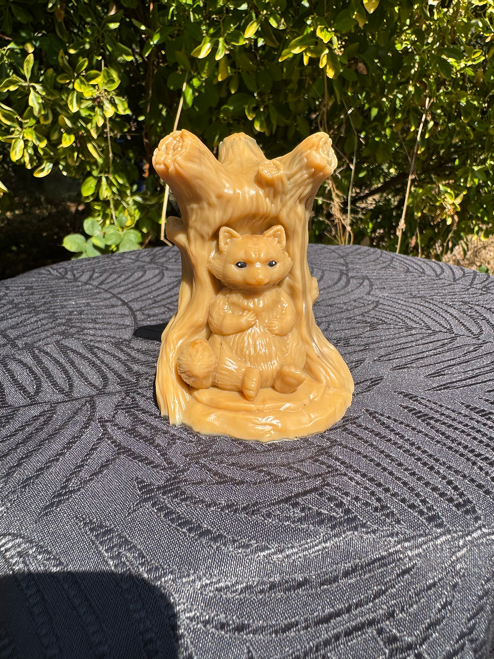 Figurine raton laveur dans un tronc d'arbre en résine