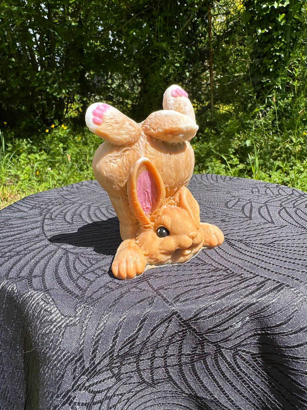 Miniature : Lapin acrobate original en résine