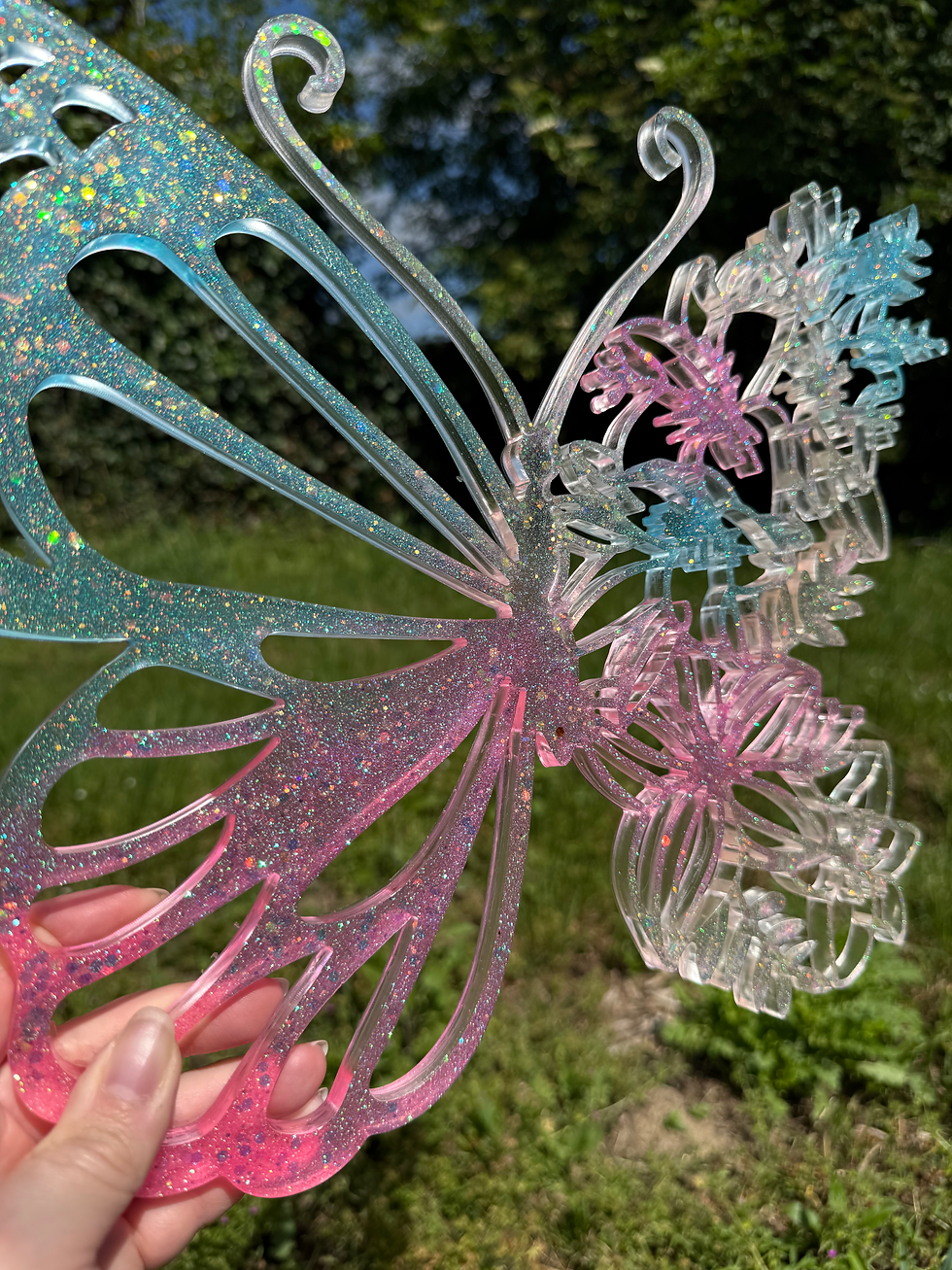 Thumbnail: Papillon décoratif en résine avec paillettes holographiques