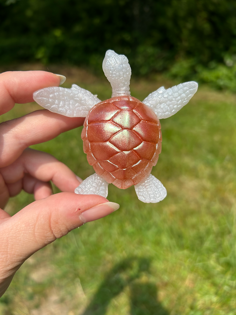 Petites tortues en résine aux reflets nacrés et translucides