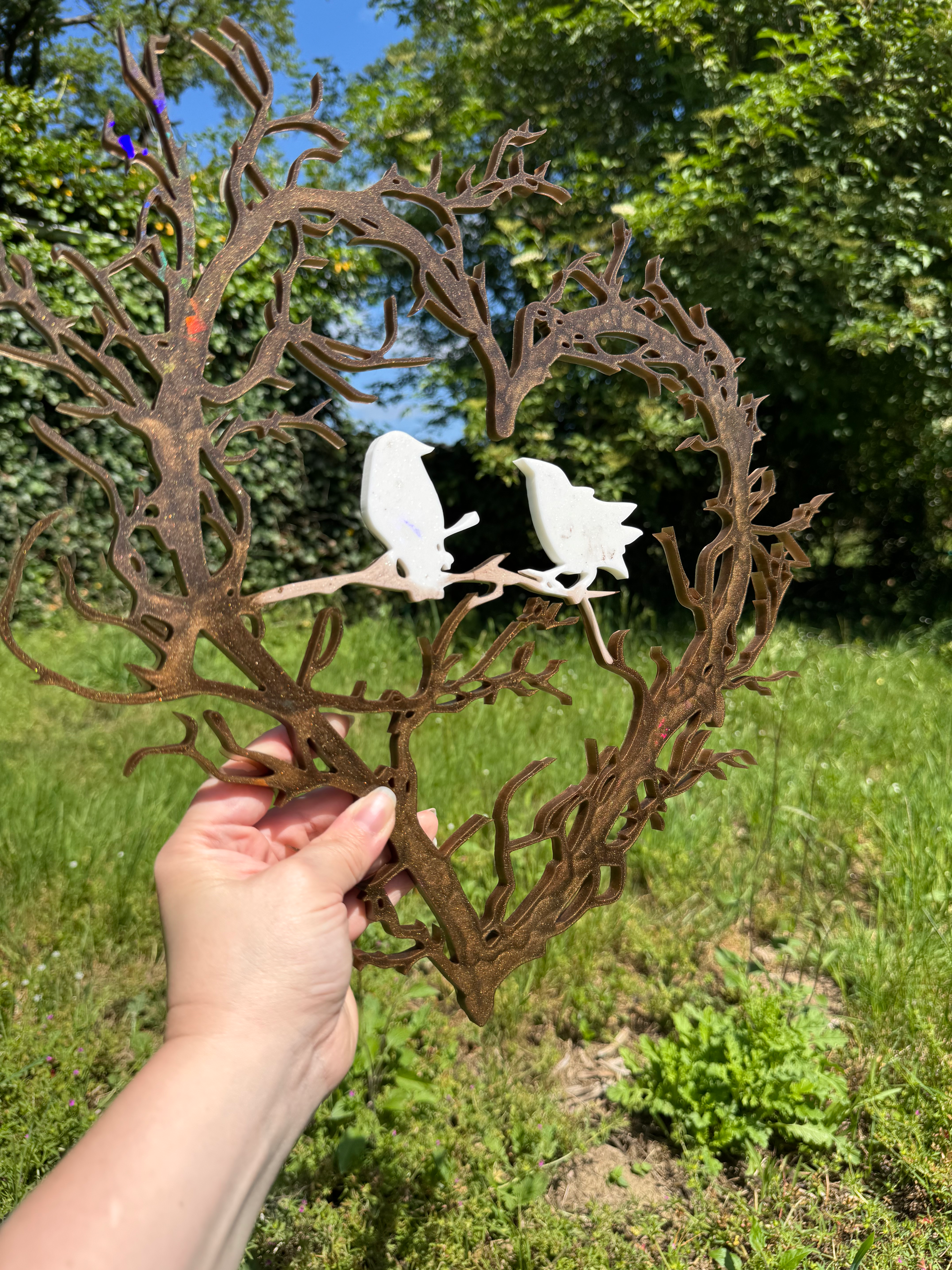 Décoration originale d'un nid d'oiseau holographique