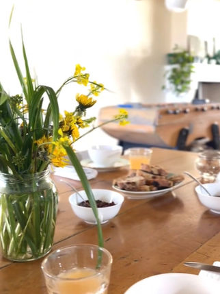 Petit-déjeuner à L'Épicerie de Vénat pour cyclistes en étape Flow Vélo