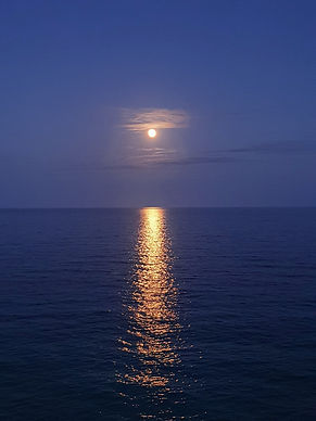 Aperitivo, yoga ed emozioni sotto la luna piena
