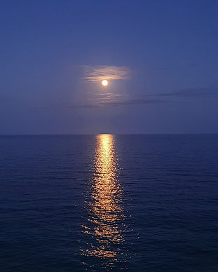 Aperitivo, yoga ed emozioni sotto la luna piena