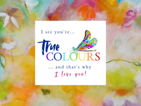 Buntes True Colours Design mit Libelle und Spruch „I see you’re True Colours … and that’s why I love you!"