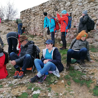 Ich, sitzend auf der Sonnenpyramide inmitten meiner Reisegruppe
