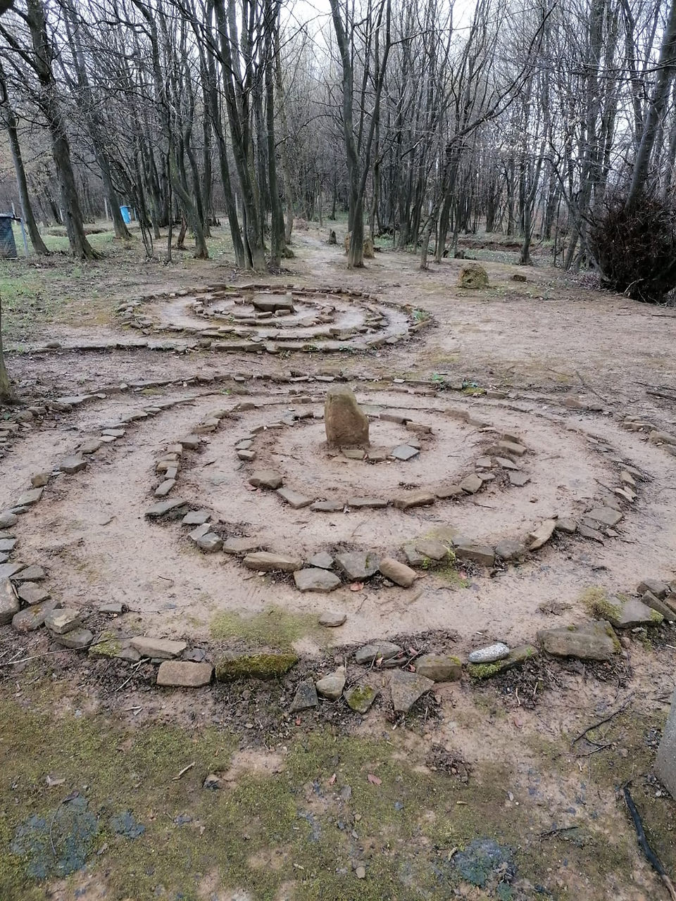Doppelte Steinspirale auf einem Sandboden in der Nähe der Pyramiden in Visoko, Bosnien