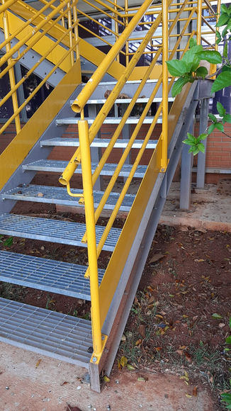 escada metálica, escada industrial metálica, escada de aço, escada com guarda-corpo metálico, plataforma metálica, mezanino metálico, escada metálica SP, fabricação de escadas metálicas, empresa de estruturas metálicas, Tríade Soluções Metálicas.