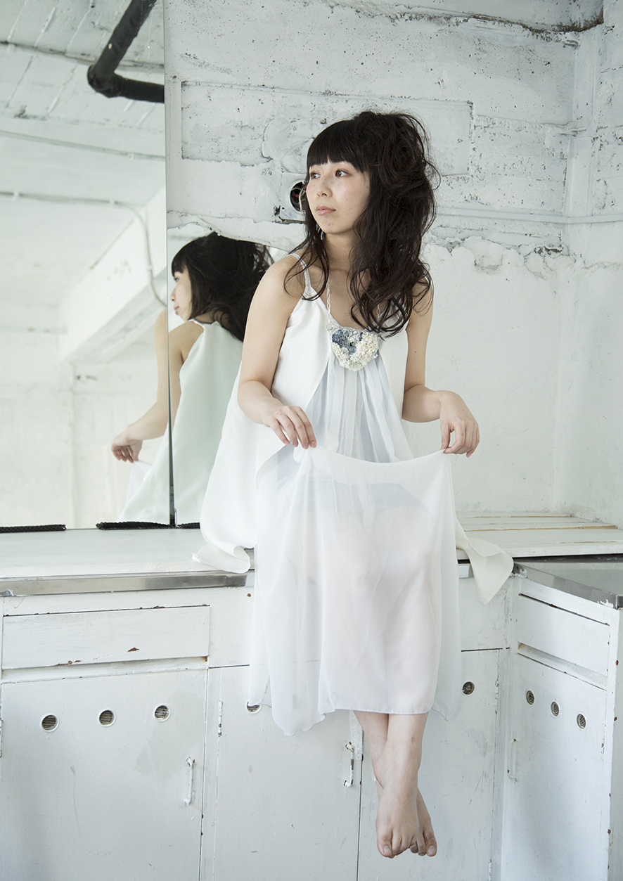佇む女性