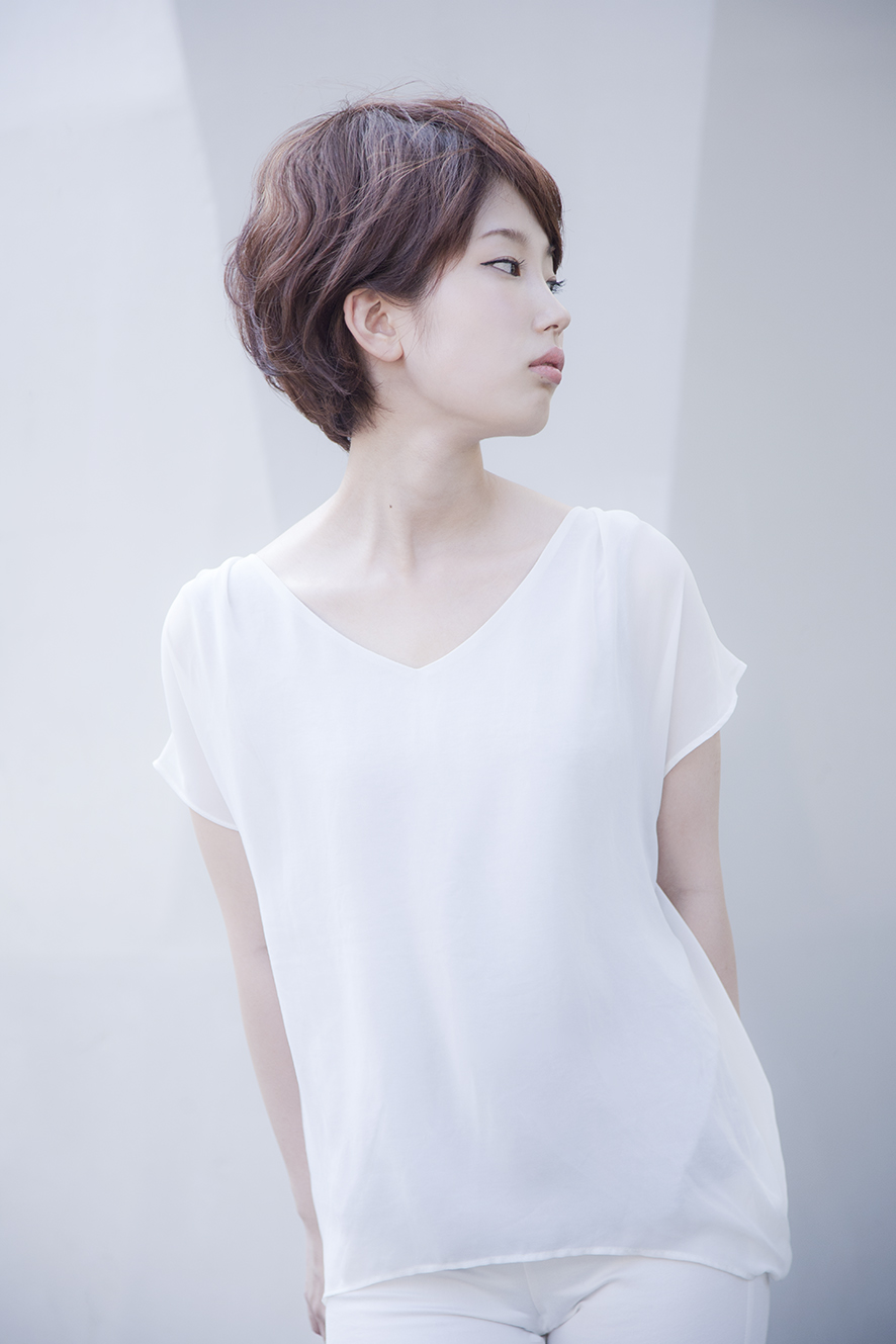 白いファッションの女性