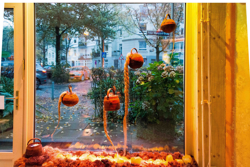 Schaufensterinstallation, Installation, Salon, Fenster, Einblicke, Haare, Zöpfe, Kessel, gelbes Glas, schweben