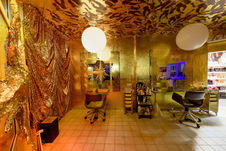 Goldene Visionen – ein Raum zwischen Kitsch und Vergänglichkeit