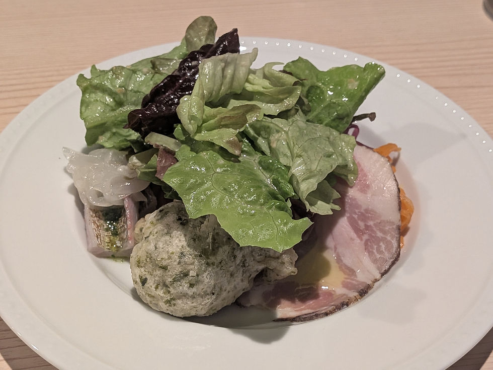 前菜の盛り合わせは、上にお野菜たっぷり♪下から何が出てくるのか宝探しのようにワクワク楽しみが広がります。