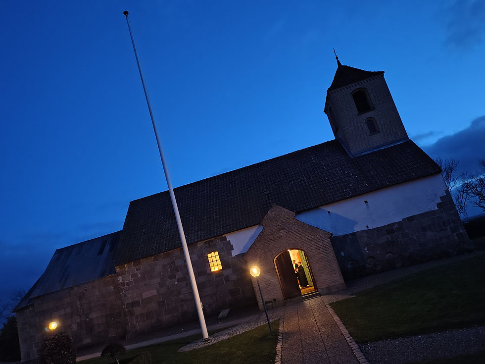 efter aftenens ceremoni, står de 2 krejlere tilbage i døren, og forhandler om, hvordan de fordele byttet i næste generation;