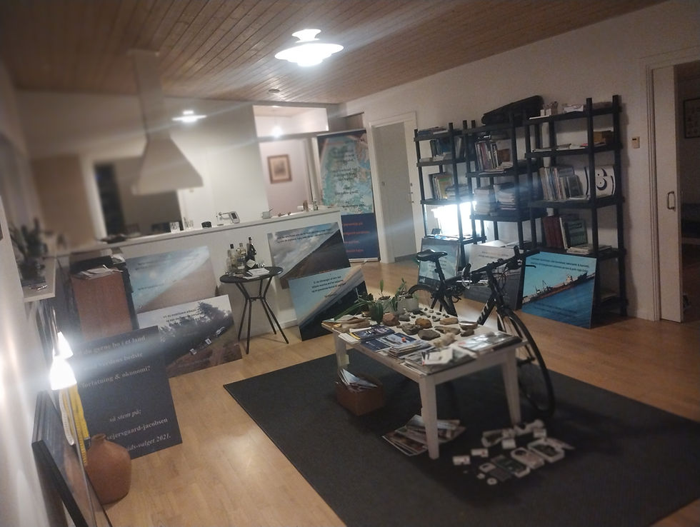 10 plakater på hver 27 hemmelige stationer rundt om i hele kommunen.