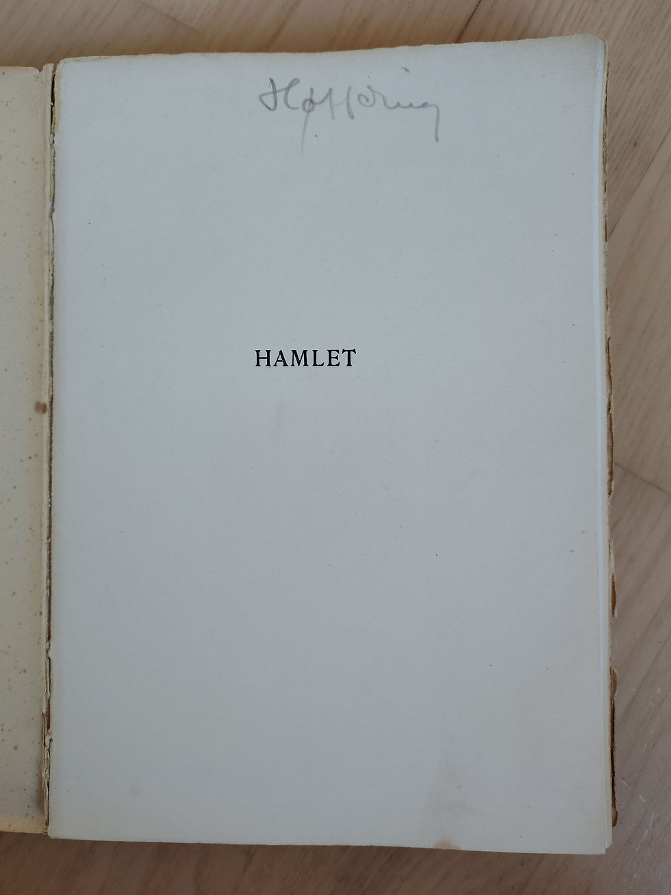 studiet fungerer slet ikke, som det er indrettet pt - det er mit bibliotek, og mit speciale, og vi må snart bygge huset om,