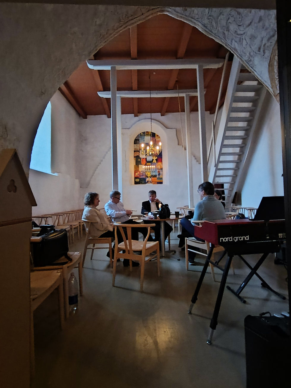 med et lidt forsinket visit til vester-thorups sognekirke, en af de 2.536 kirker, som ligger bag vor gamle bondestenalders, open air forsamling af sten-sætninger, på ca 3 km på hver sin led - indtil folkevandrings-tiden, og den lovløse tid borjade.