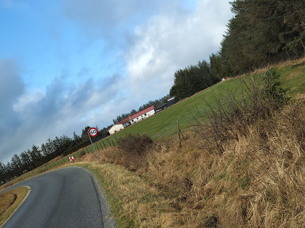 vester-thorup klim's byggemasse er præget af sdur, sdur status-forskel; her en af de fineste bungalows, med sin egen ridebane.