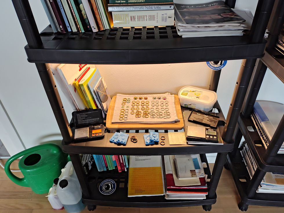 og vi trækker os hurtigt tilbage til eget værksted, hvor vi fortsætter vores forhandlinger, om en gensidig forsikrings-police,