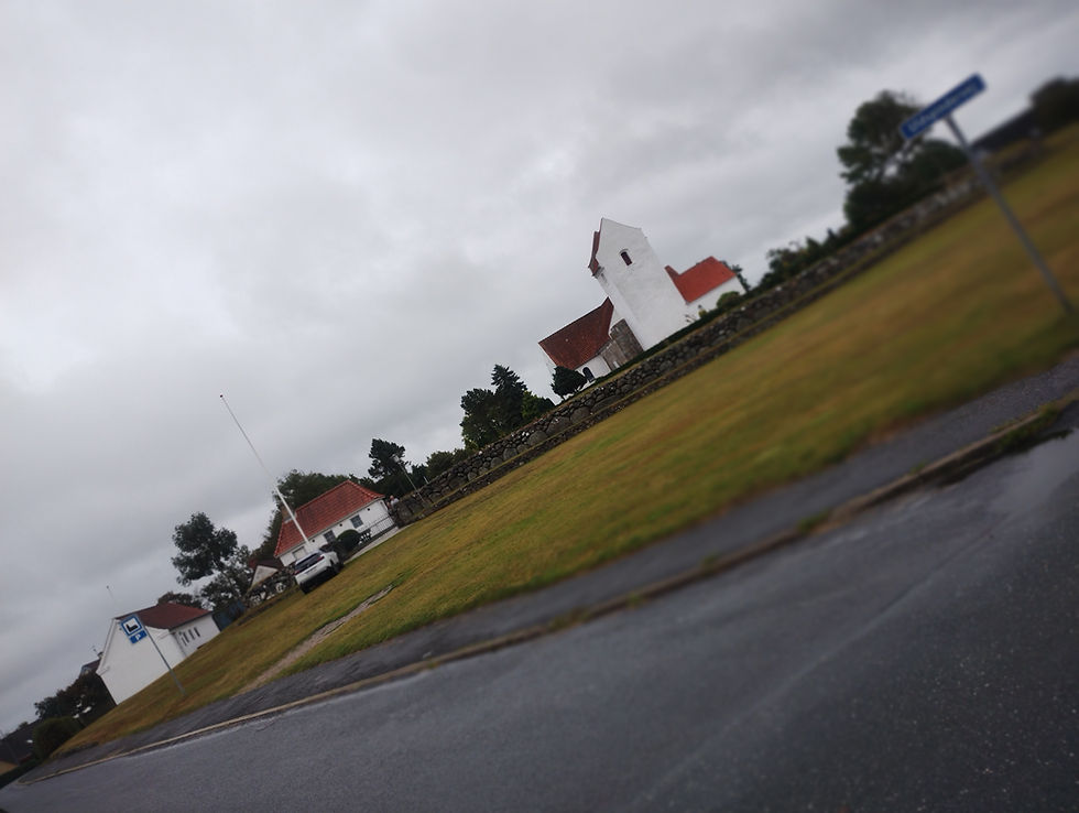 en ud af 2.536 kirke-sogne her i vores land. hvad har paven i rom, tilfælles med en social-arbejder, nede fra kommunen af?