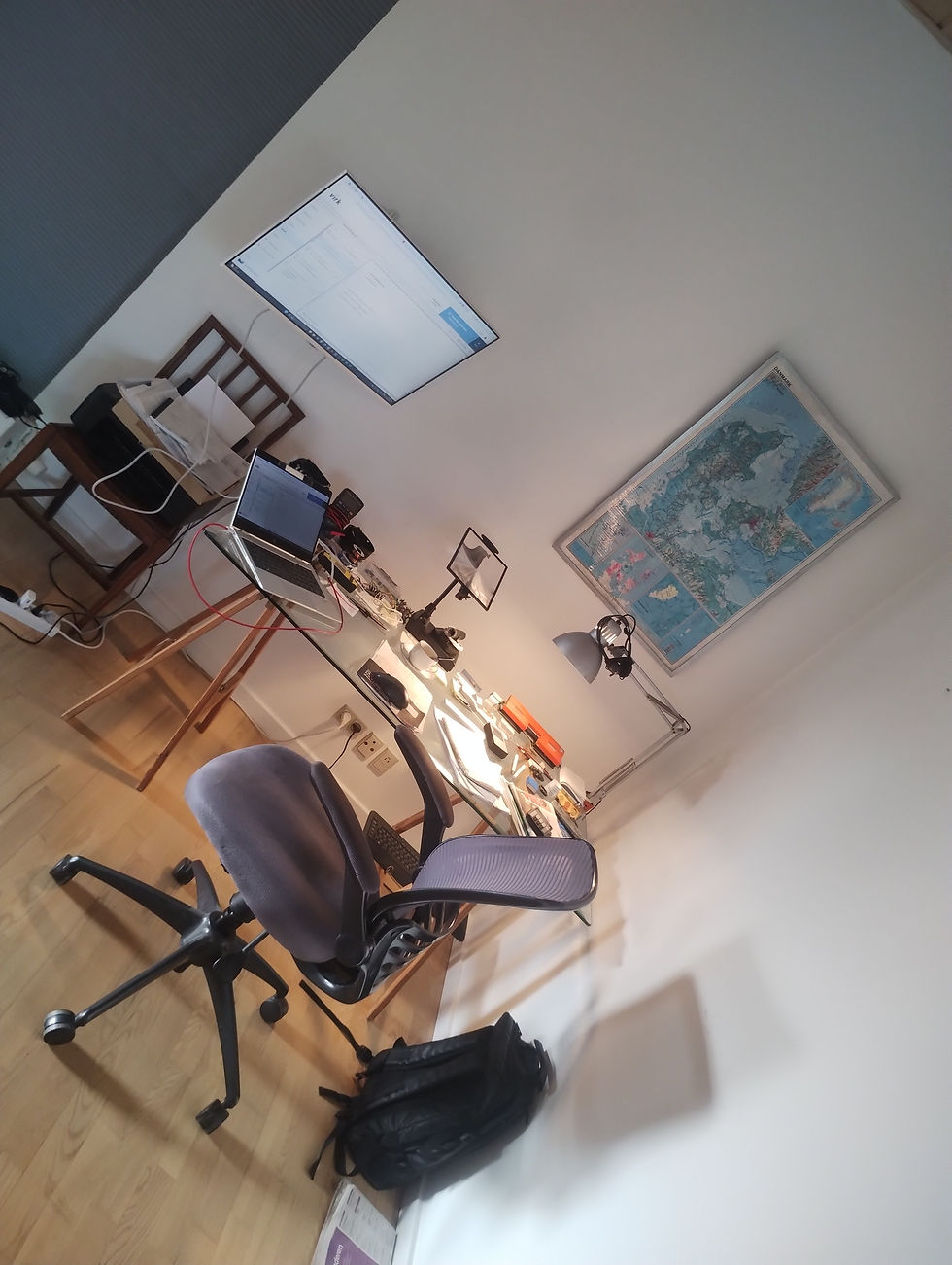 easy to set up & easy to move. der skiftes ble på fjolserne i k-o's uniform så kær. 1/3 af byråd, og 1/3 af bagmand; bye bye...