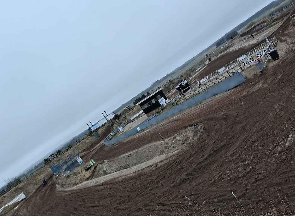 han herreds motor-show, hvor hun iført sin nye efterårs-frakke, og vandtætte støvler, kan hærde sig lidt, før vi sætter næsen imod baffin bay, baffin bay - hvor mine-industrien venter på den grønne omstilling, og inuitterne på min karierre-dames lod.