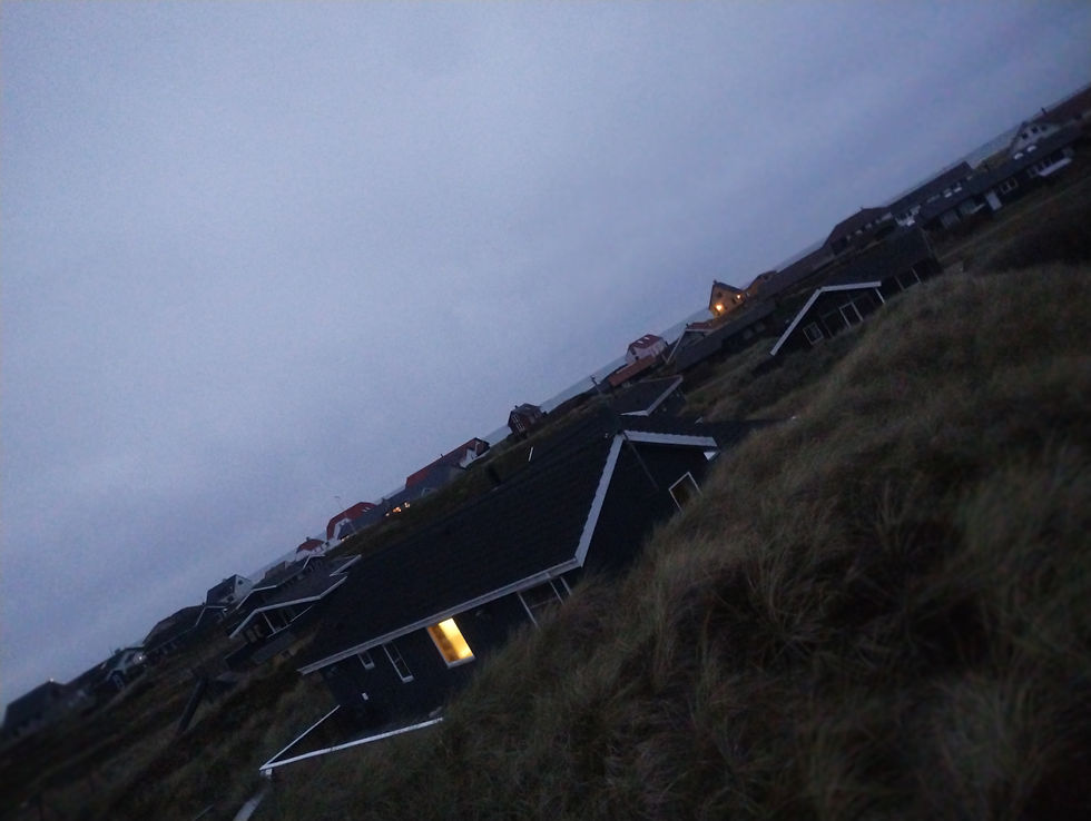 lild strand. 200 husstande af særdelse god bygnings-kvalitet, hvoraf 20-30 er helårs-beboet. resten ligge i rente-kammer-dvale.