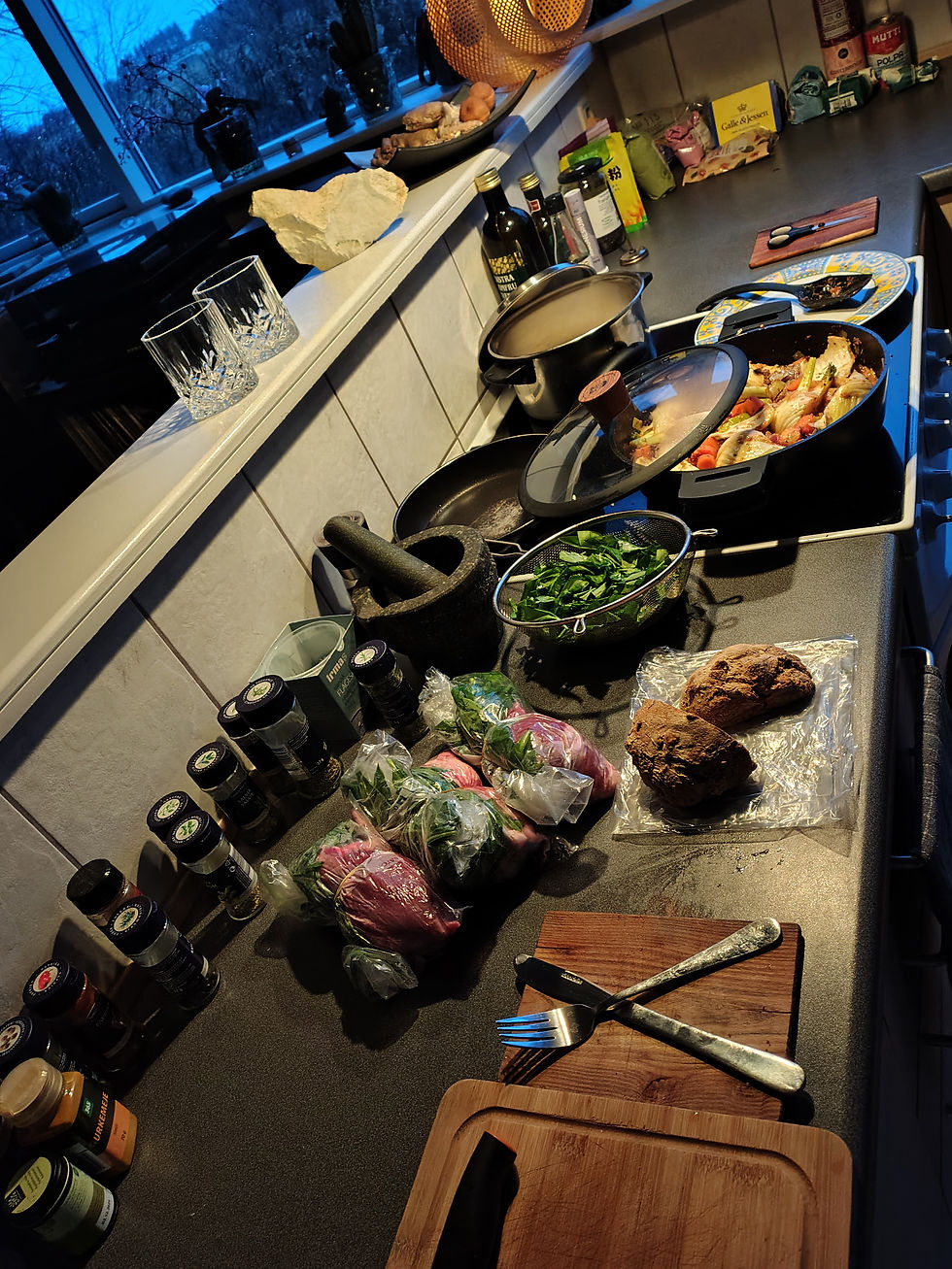 hvor lamme-køllen parteres i 4 tre-dobbelte rationer, hvoraf de 3 fryses ned, og resten laves om til lamme-ragout.