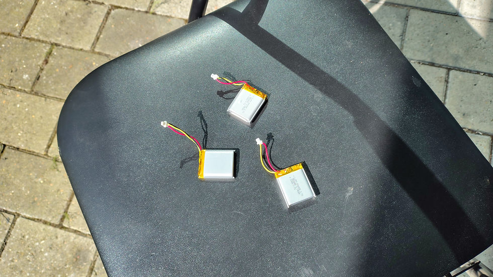 de nye batterier er lidt for tykke, og det tager hele dagen, før ledningerne sidder godt fast i kabel skoen -
