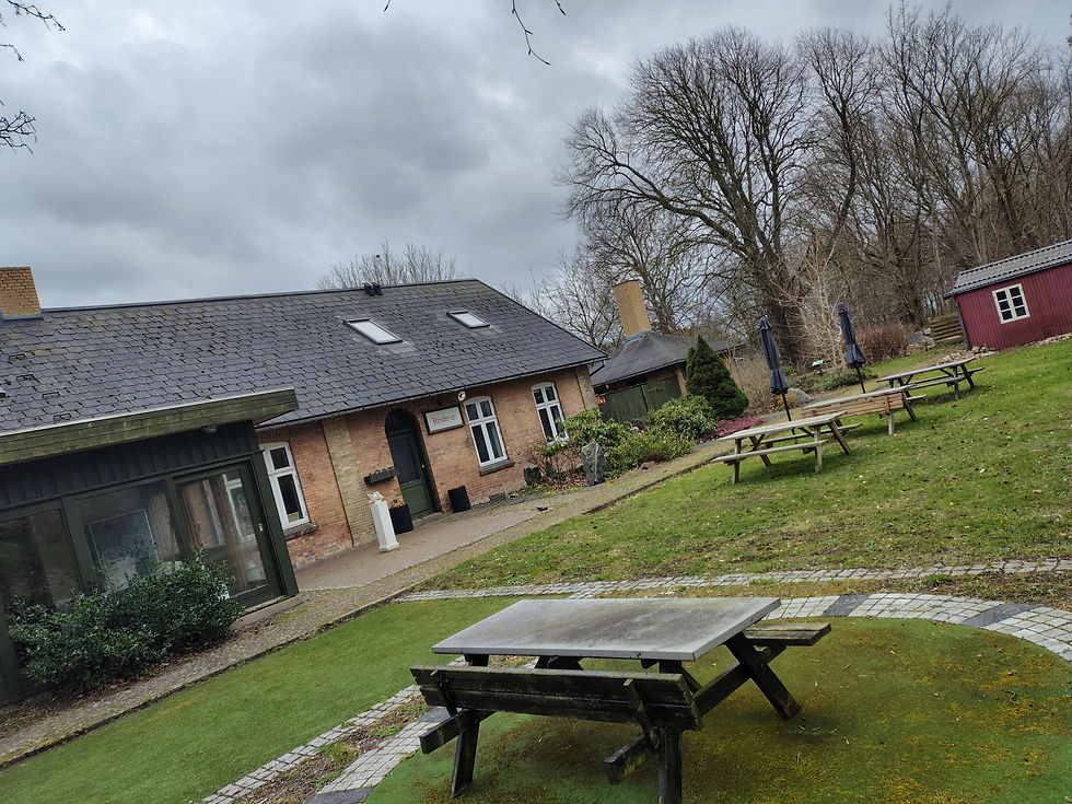 derefter forlader vi bonderup kultur-station, på den gamle jernbane fra ålborg-thisted, og kører ud efter vores helt eget motiv,