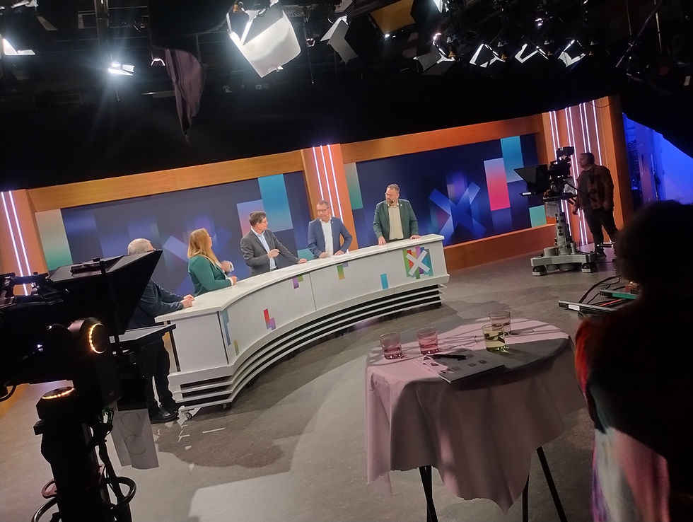 men den situation har rigtignok ændret sig med de nye digitale medier, hvor alverdens vælger-skarer, og kunde-kredse,