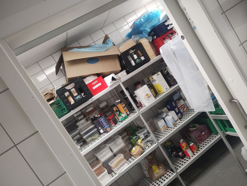 kabyssen. et helt normalt moderne industri-køkken. den slags må ikke stå åbent, når emil kommer slentrende forbi.