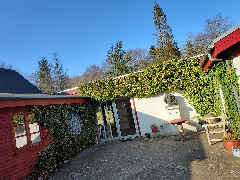 men selve museet har vinter-lukket, og må vente til en sommerdag, hvor vi kan nyde et par timer, uden for hver vores studie.