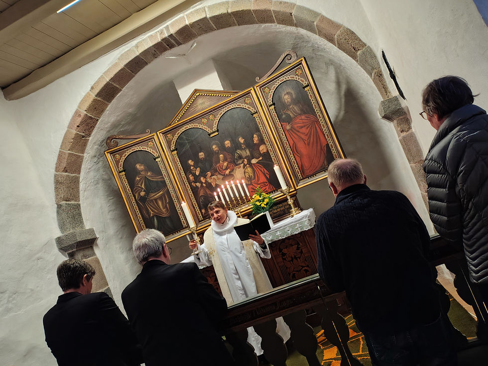 og menigheden lader os forstå, at ikke meget har ændret sig siden dengang. du knaldes op - og vi knalder løs med hinanden.