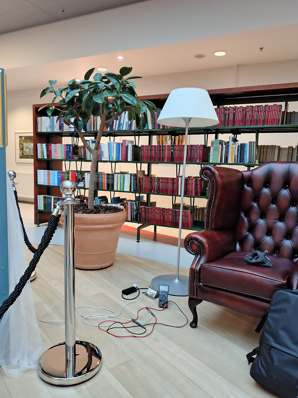 lampen kommer med 1 fin adapter, som omformer de 230 volt til 12 eller 24 volt - men de 230 ac, er for tæt på vand & metal.