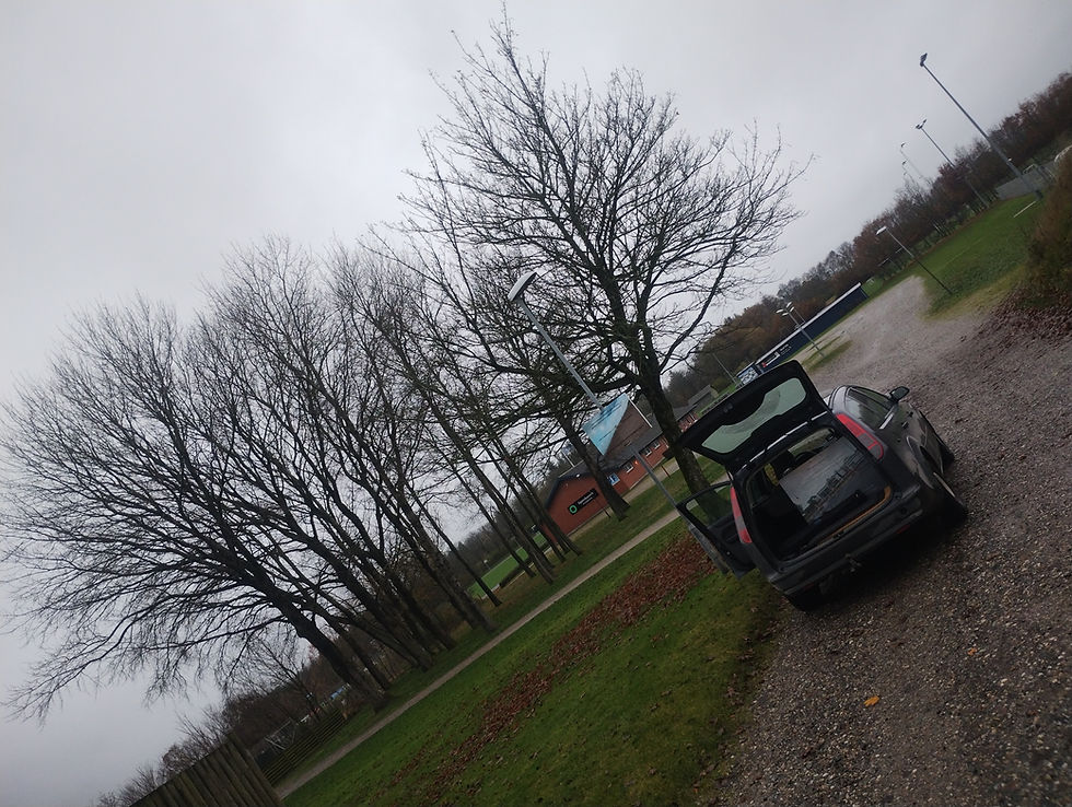 så jeg satser dlh's aller-sidste skilling, på 1 stor-stilet reklame-fremstød, ved det lokale stadion, som gir baghjul til super-bowl. hvis bounce-pigen, katte-perry, og twyla perk så mig nu, ville de dåne over min success. men hvor bliver min sekretær dog af? hun lovede at redigere min håndskrevne liste over dlhs prioriterede mærke-sager, og vælgerne skal informeres før valg-dagen.