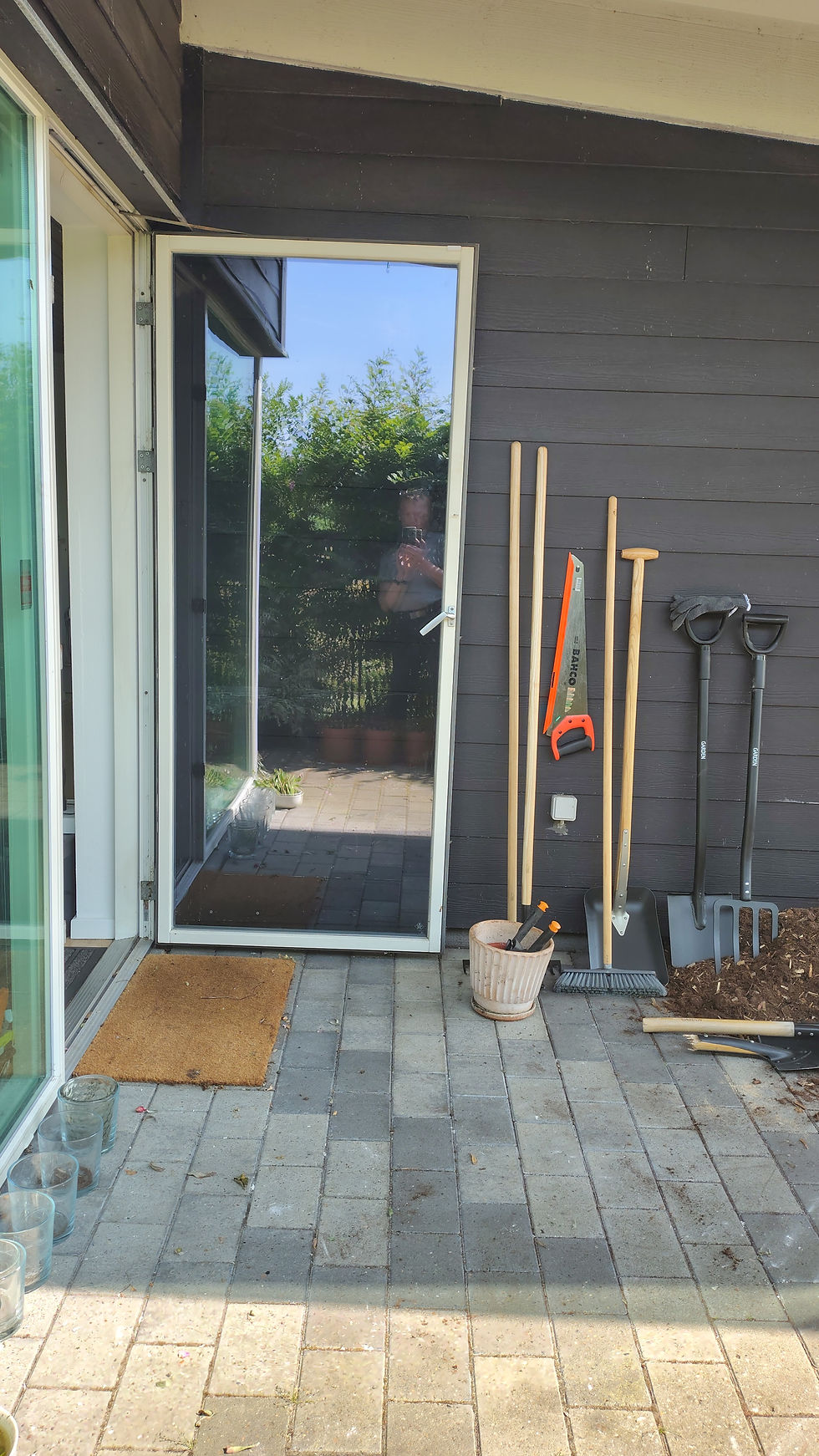 når de gamle stubbe skal op af jorden, skal man bruge en motorsav - eller en stik spade, med metal skaft, fra jem & fix.