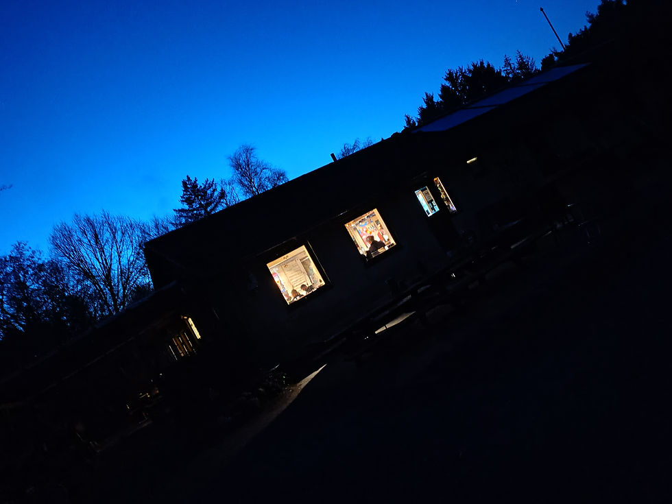 vi slutter dagens ekskursion af med en kop kaffe, og lader som om vi aldrig har mødt hinanden - før vi triller hver til sit.