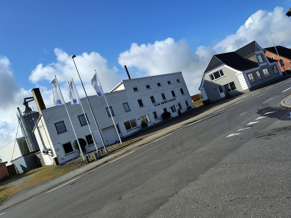 en møbel-fabrik med tilknyttet medarbejder-stab. de tager vist nok imod bestilling, når I kommer ud fra kolding design-skole.