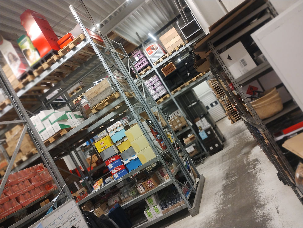 jeg har nu valget mellem at slå mig ned i frøstrup-lejren, eller vende tilbage til de rasende horder med de klaprende stik-grebe, og springer bag på en ladvogn med coop's speditører, som uden at opdage det, lodser mig af i fjerritslev, midt i et borgermøde.