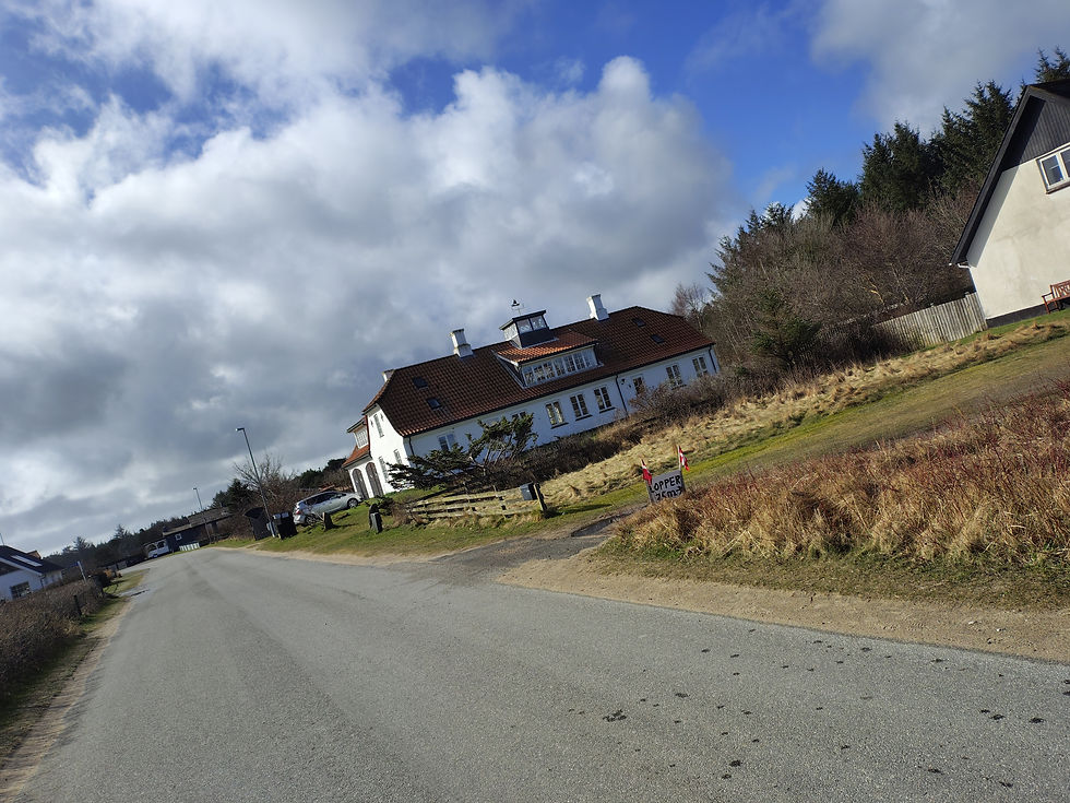 en såkaldt debutante, er budt mig op til vals, til stor fald på halen komedie, for de gamle af gårde - samt min elskede kone -