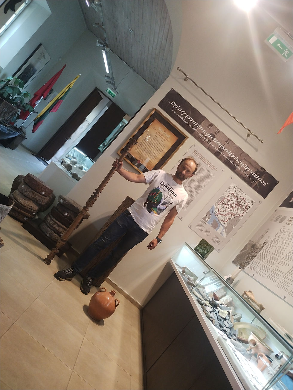 en skiderik har stjålet fra forrådskammeret, så olderman må i sving. 20-30 bagmånd er noteret, og går nu fra hus til hus.